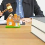 juge procédant à une levée d'hypothèque judiciaire
