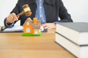 juge procédant à une levée d'hypothèque judiciaire